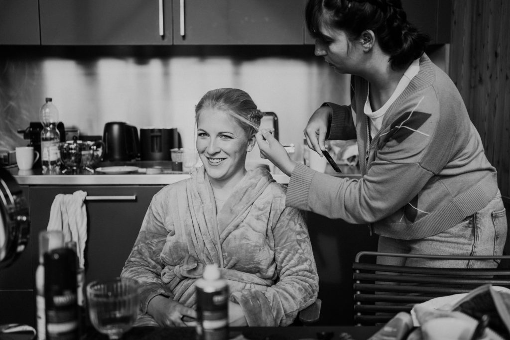 Getting Ready einer Braut im Baumhaus Lütetsburg