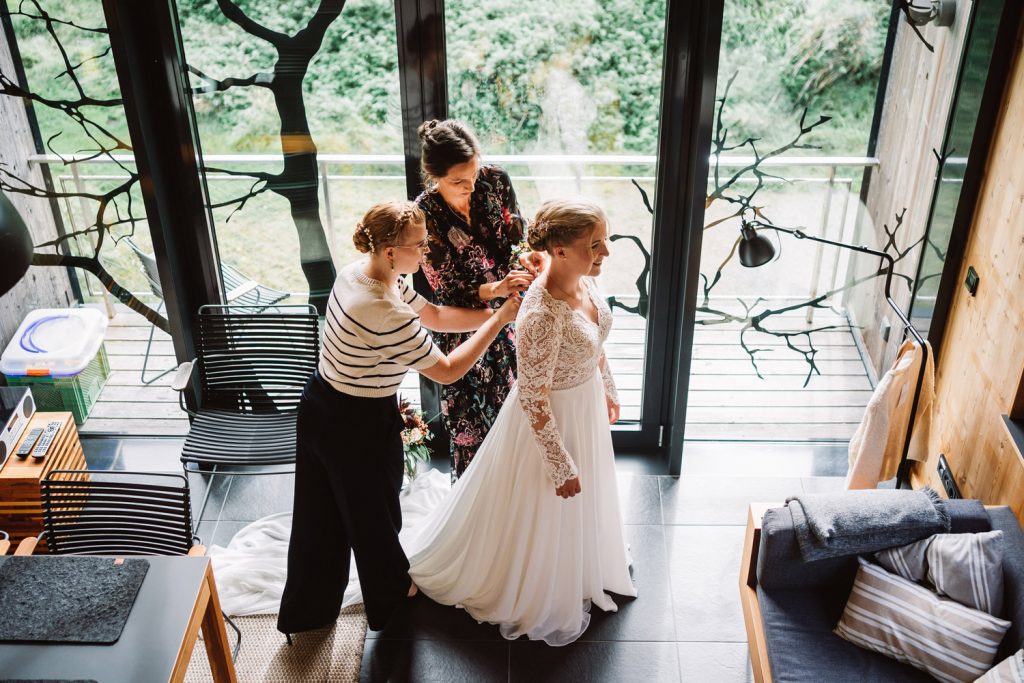 Ankleiden Braut Lütetsburg – Hochzeitsreportage im Schlosspark