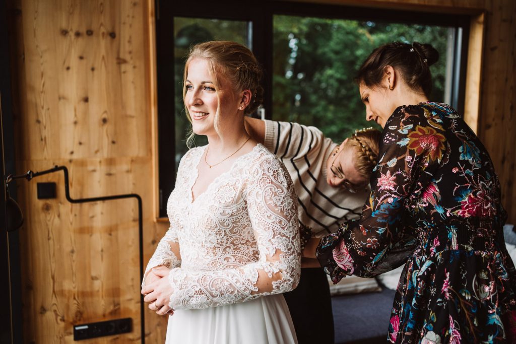 Ankleiden der Braut im Baumhaus Lütetsburg – natürliche Reportage