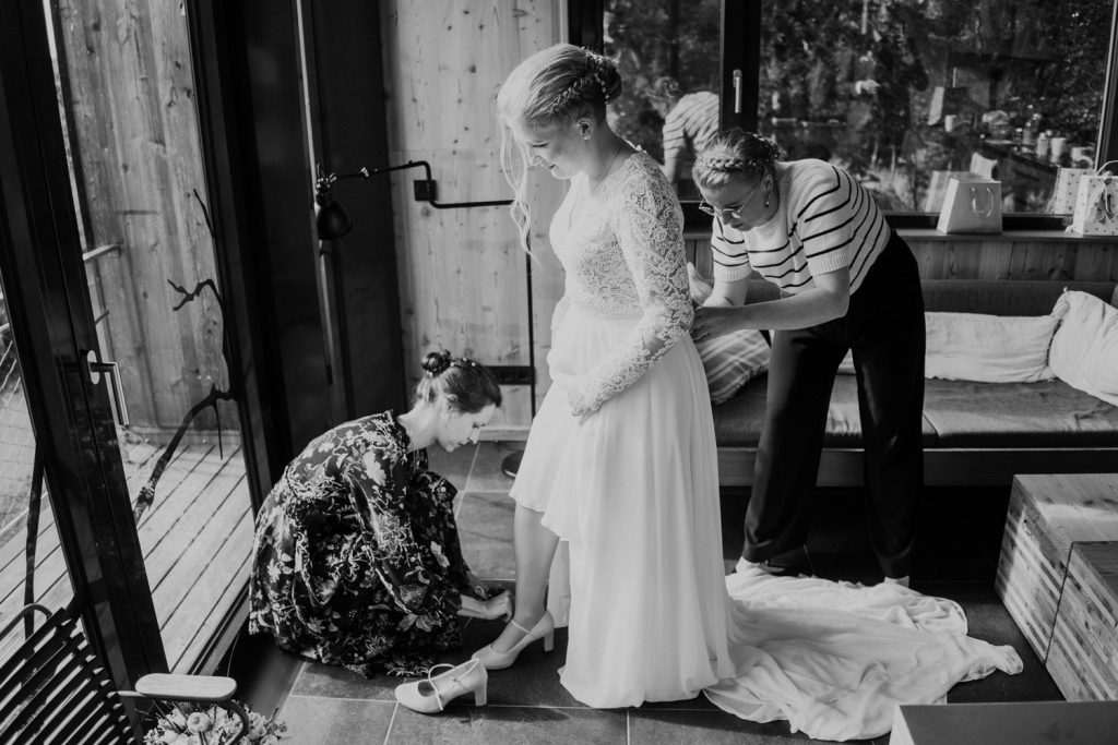 Ankleiden einer Braut im Baumhaus Lütetsburg