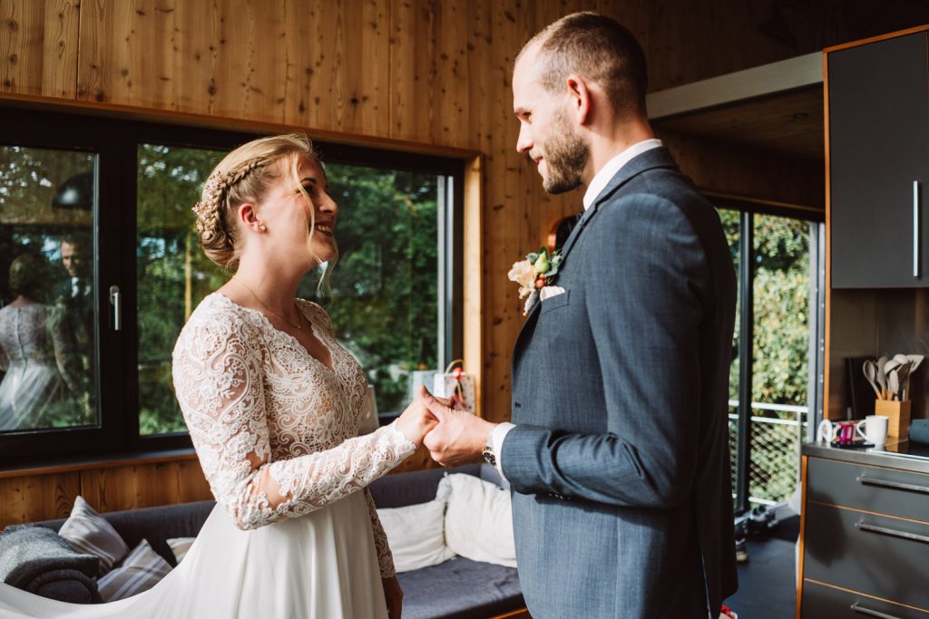 Brautpaar im Baumhaus Lütetsburg – Hochzeitsfotograf Ostfriesland