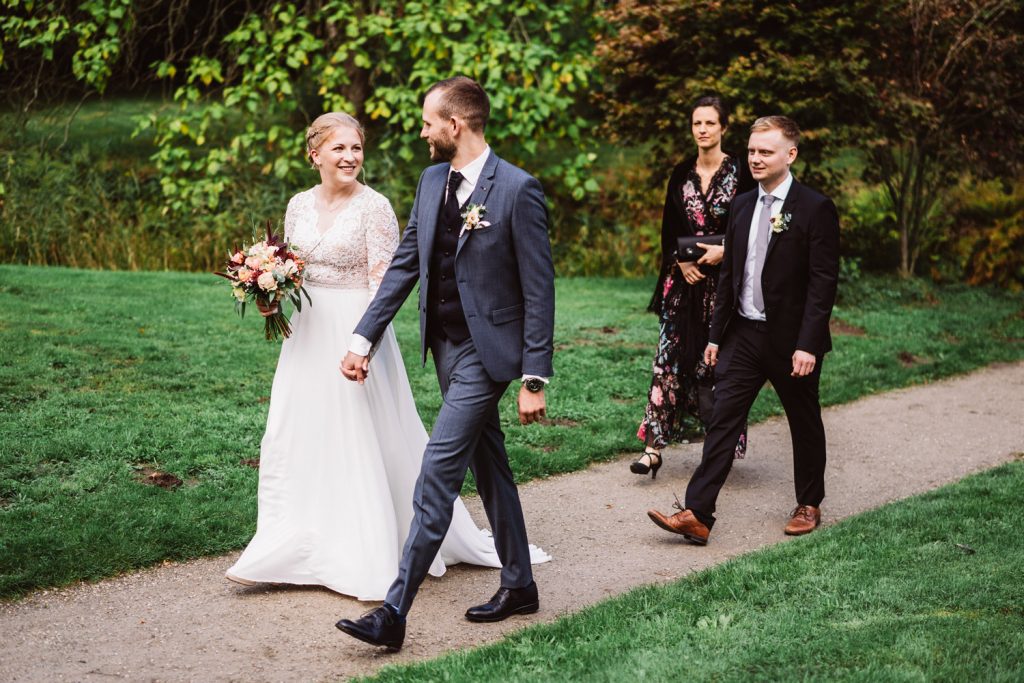 Brautpaar mit Trauzeugen im Schlosspark Lütetsburg