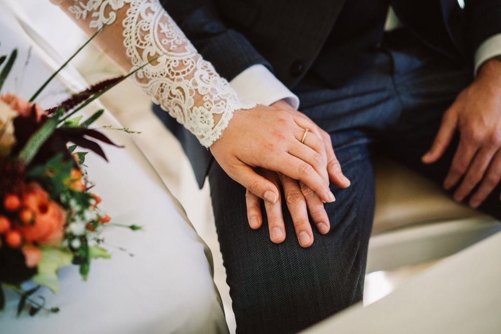 Hände des Brautpaares – Hochzeitsreportage Schlosspark Lütetsburg