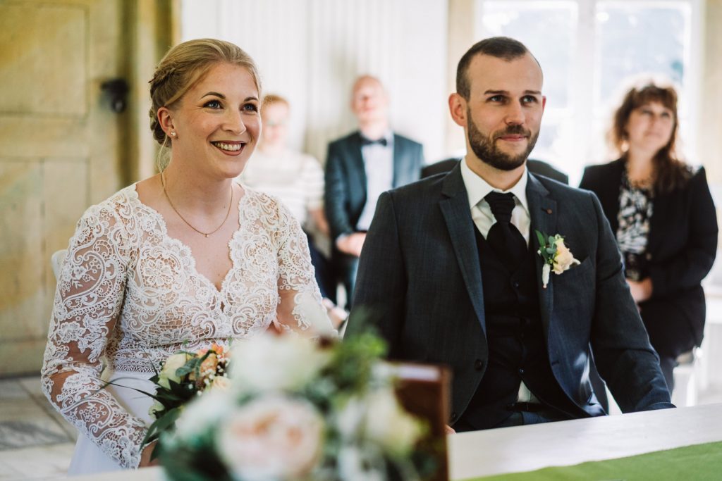Brautpaar im Tempel der Freundschaft – Hochzeitsfotograf Lütetsburg