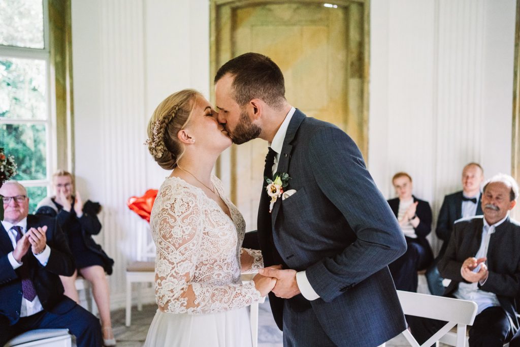 Hochzeitskuss im Tempel der Freundschaft Schlosspark Lütetsburg