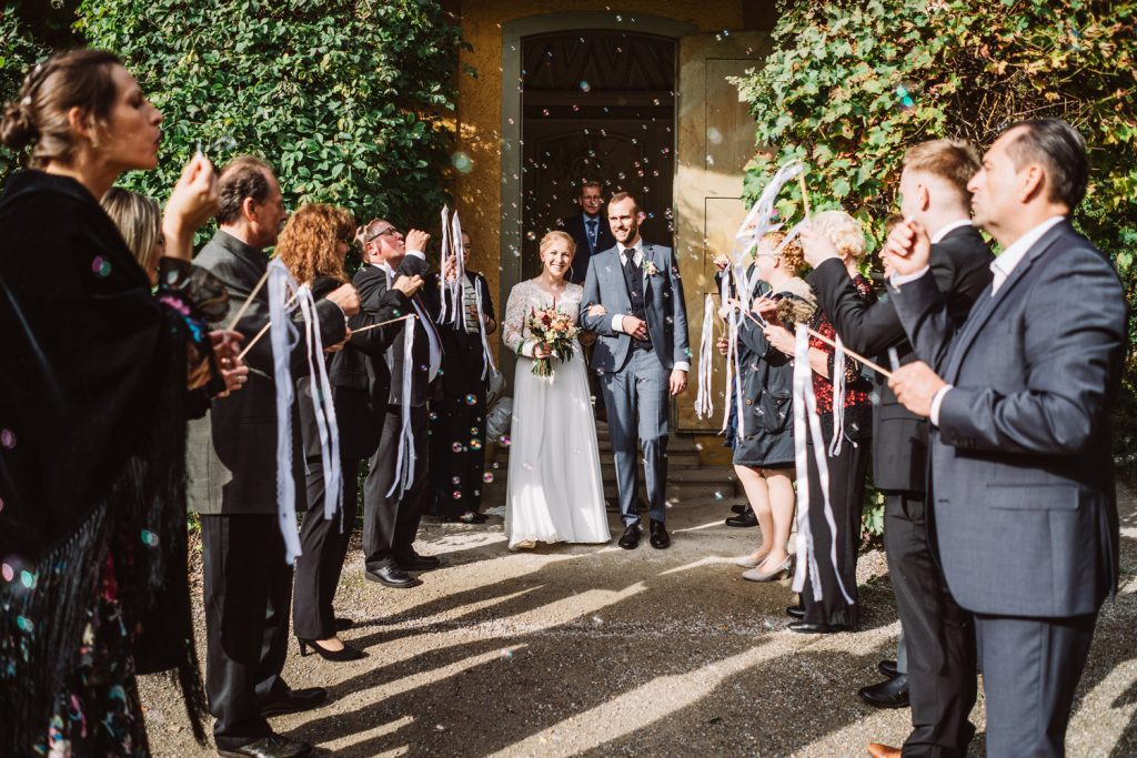 Auszug des Brautpaares aus dem Tempel der Freundschaft im Schlosspark Lütetsburg