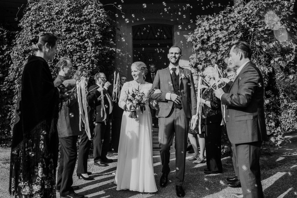 Auszug des Brautpaares – Hochzeitsfotograf Lütetsburg Schlosspark