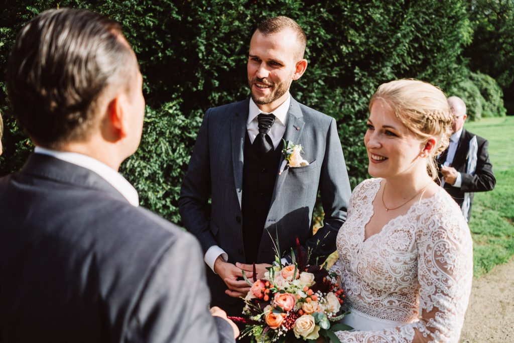 Gratulationen Brautpaar Schlosspark Lütetsburg – Hochzeitsfotos