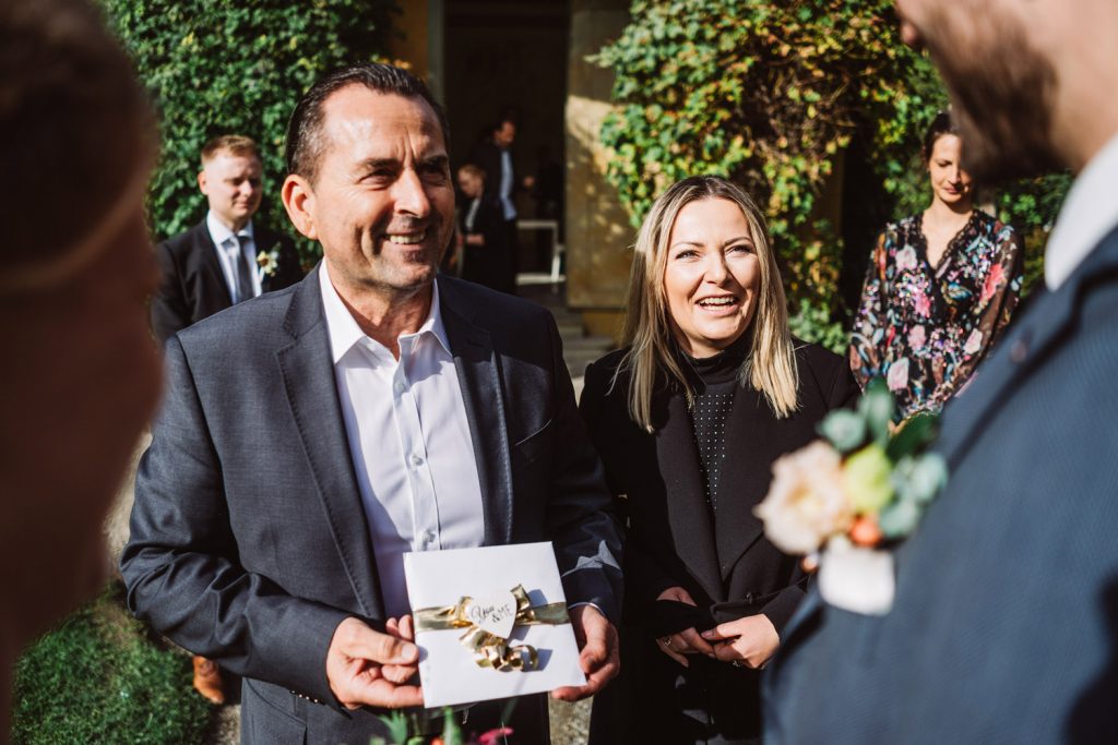 Gratulationen im Schlosspark Lütetsburg – Hochzeitsfotograf Elmar Tapper