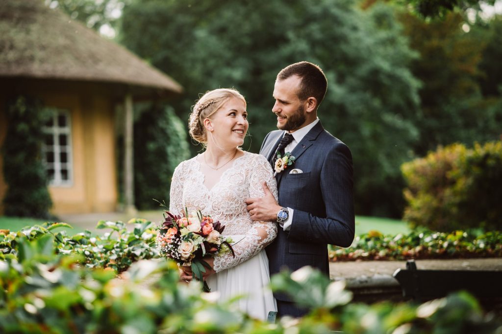 Brautpaar im Schlosspark Lütetsburg – Hochzeitsfotograf Ostfriesland