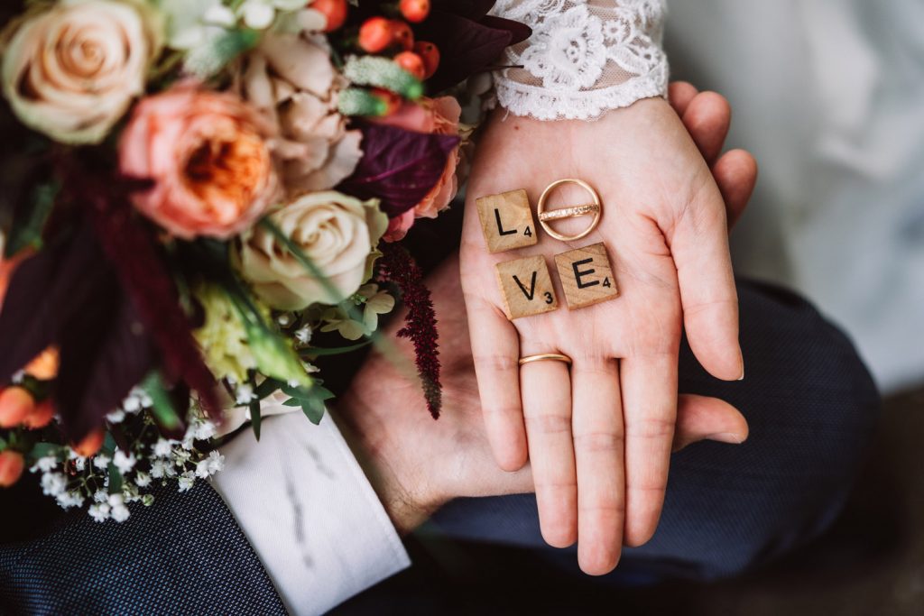 Hochzeitsfoto Schlosspark Lütetsburg – Detailaufnahme Ringe