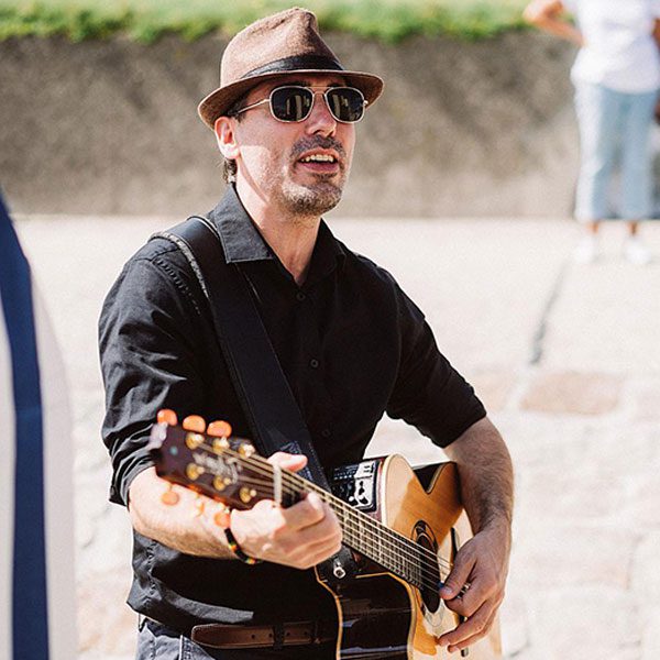 Hochzeitssänger Norderney Chris Rehers mit Gitarre bei Trauung am Strand