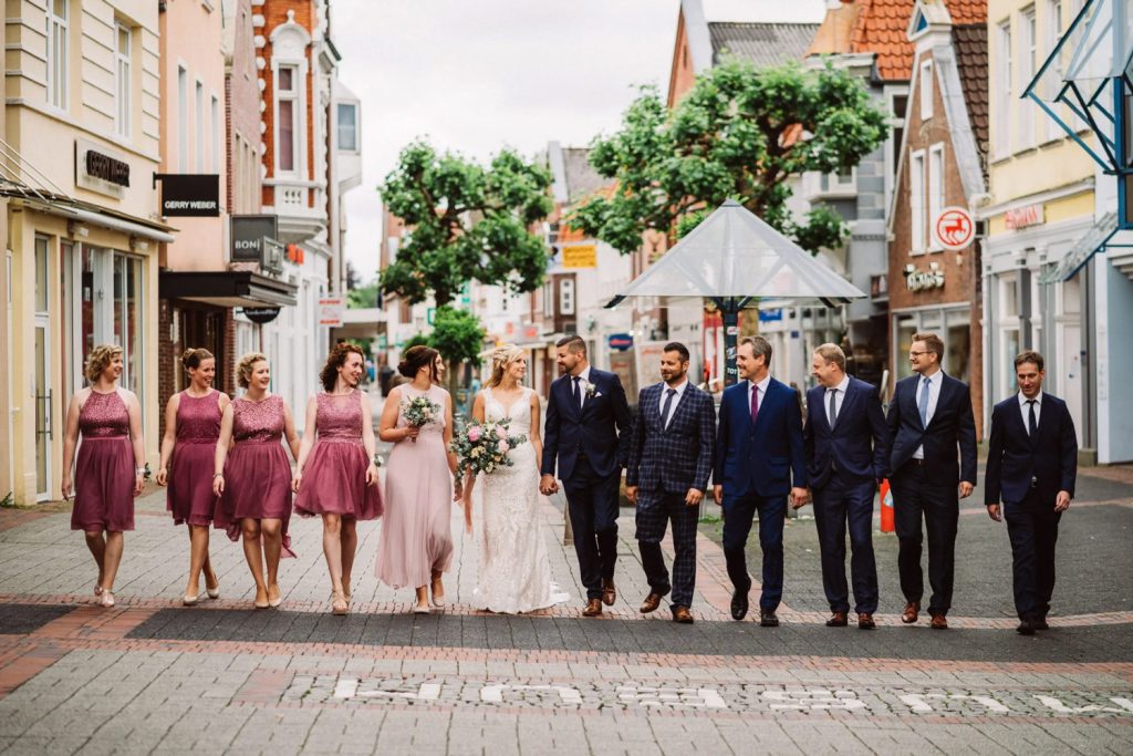 Hochzeitsgesellschaft in der Altstadt – Hochzeitsfotograf Aurich Elmar Tapper