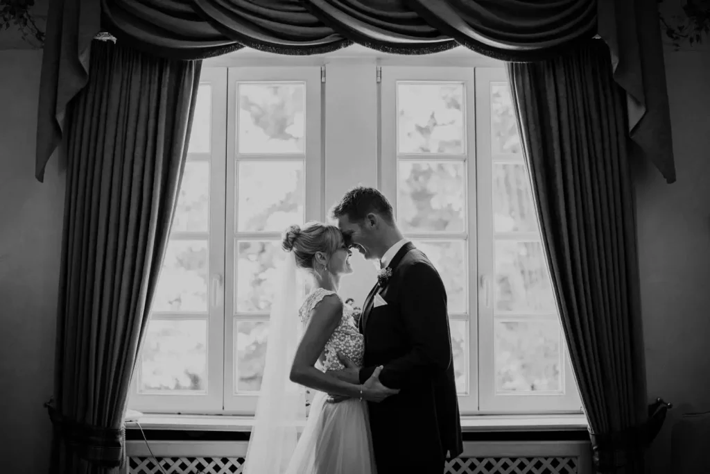 Brautpaar am Fenster – Hochzeitsfotograf Emden Elmar Tapper