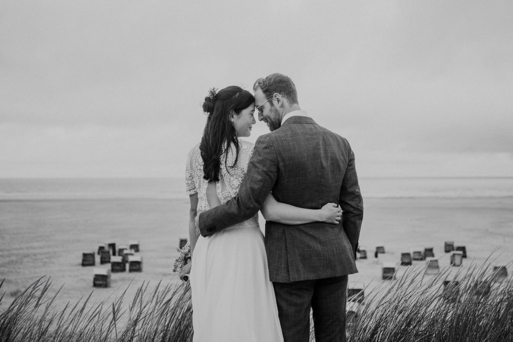 Brautpaar mit Blick aufs Meer – Hochzeitsfotograf Juist Elmar Tapper