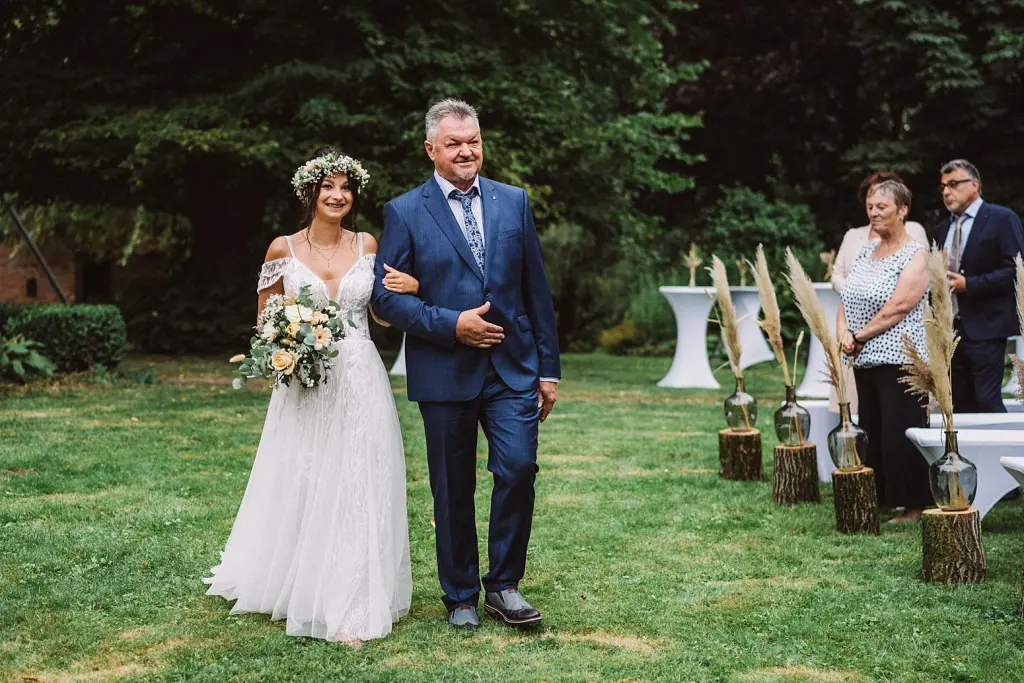 Braut mit Brautvater bei der freien Trauung in Norden bei Aurich