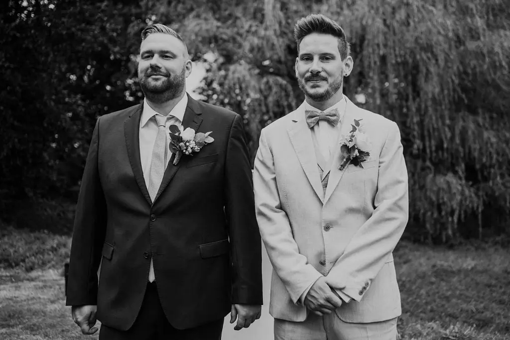 Bräutigam mit Trauzeuge bei der Hochzeit in Norden bei Aurich