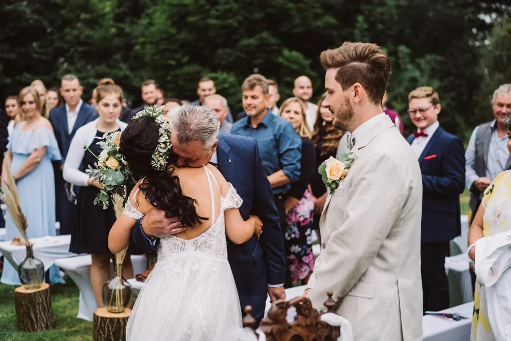 Ăśbergabe der braut bei einer Hochzeit in Norden bei Aurich