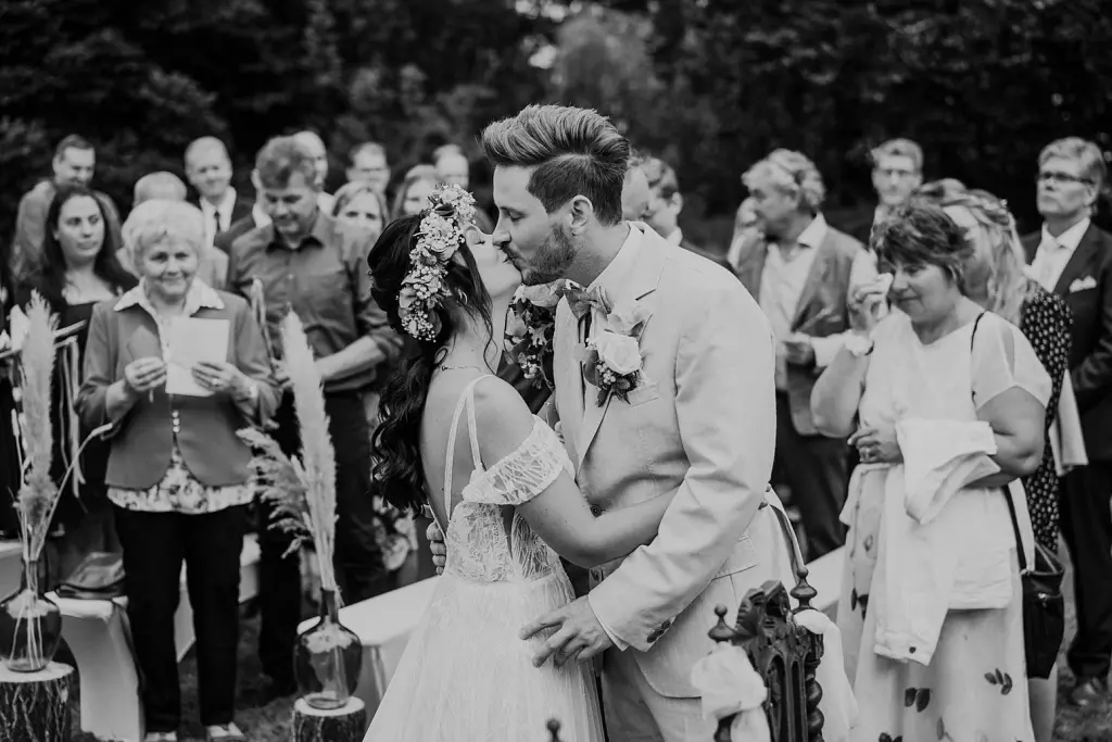 Hochzeitskuss bei einer freien Trauung in Norden bei Aurich