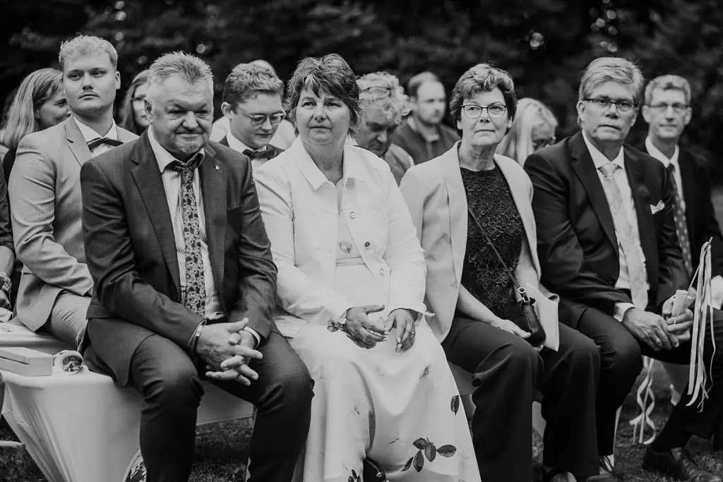 Hochzeitsgäste bei einer freien Trauung in Norden
