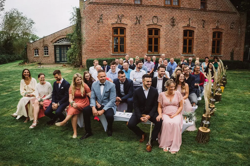 Hochzeitsgäste bei einer freien Trauung in Norden