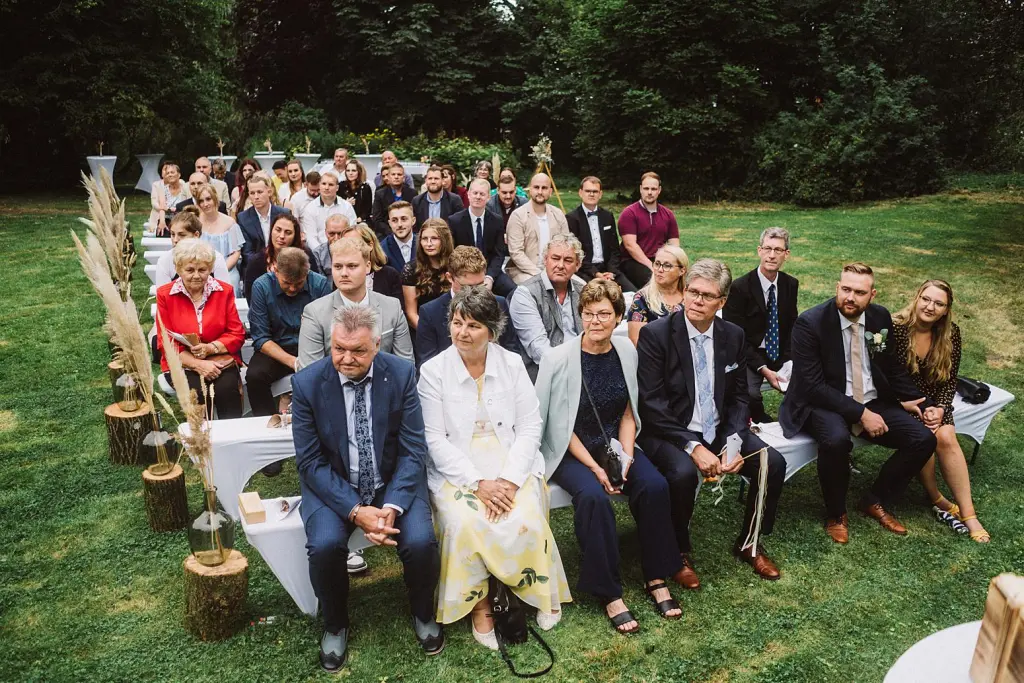 Hochzeitsgäste bei einer freien Trauung in Norden