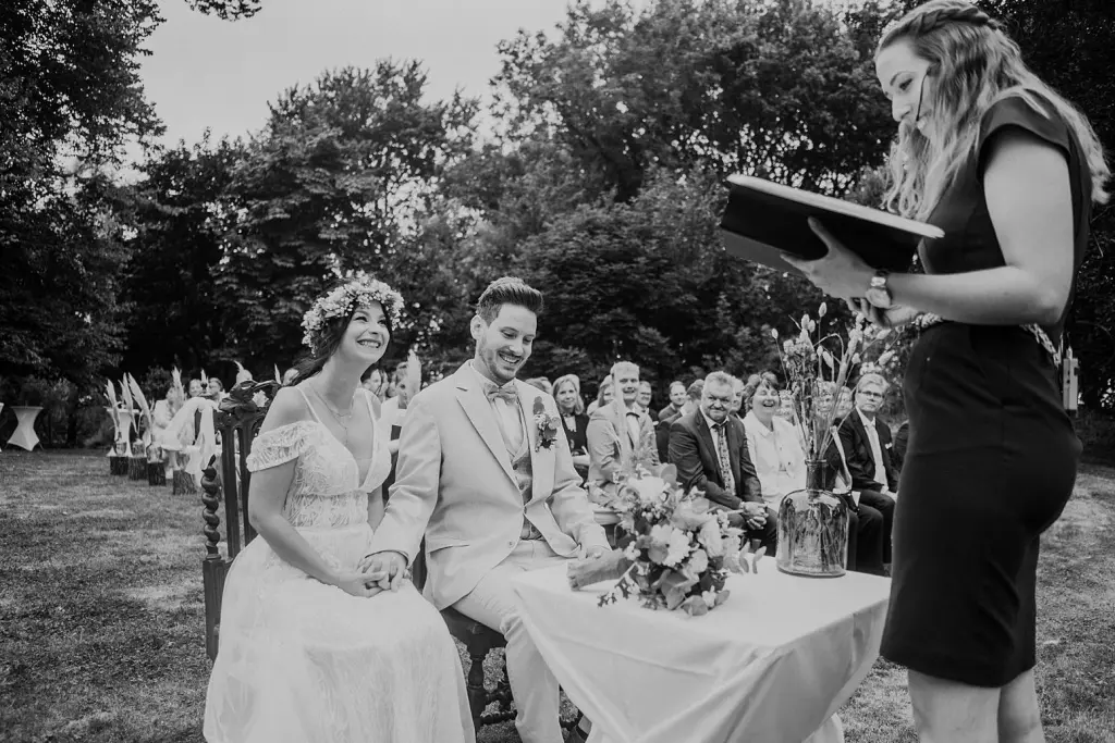 Hochzeitspaar bei ihrer freien Trauung in Norden bei Aurich