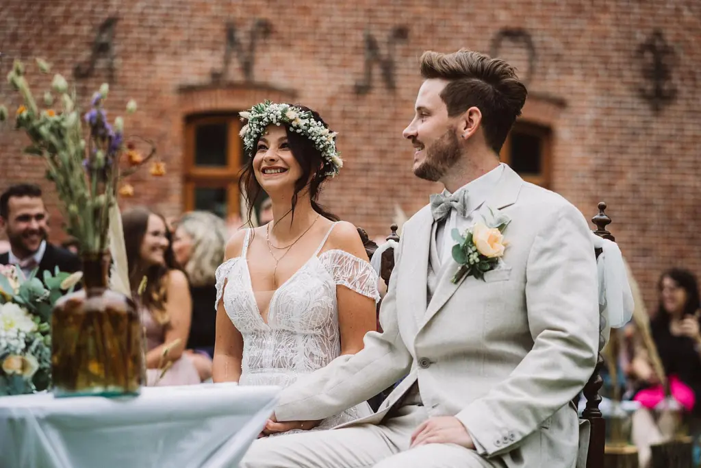 Hochzeitspaar bei ihrer freien Trauung in Norden bei Aurich