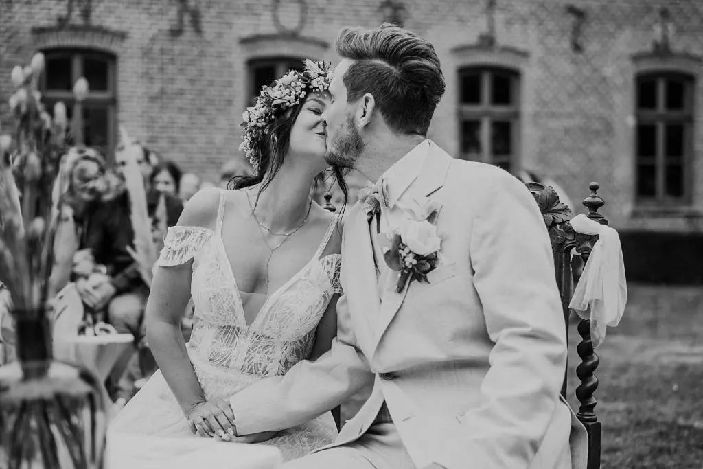 Hochzeitskuss bei einer freien Trauung in Norden bei Aurich