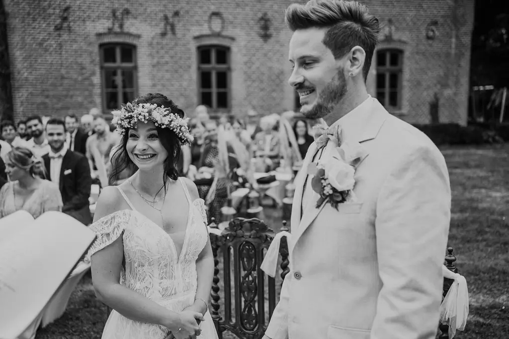 Hochzeitspaar bei ihrer freien Trauung in Norden bei Aurich