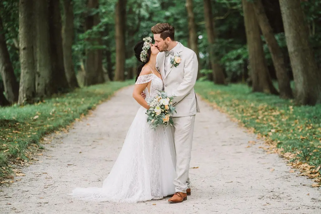 Bratutpaarshooting bei einer Hochzeit im Schlosspark LĂĽtetsburg bei Norden / Aurich