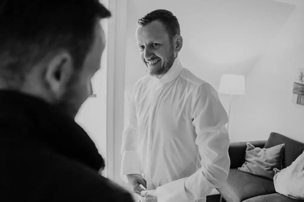 Hochzeitsfotograf Norderney – Getting Ready des Bräutigams im Ferienhaus