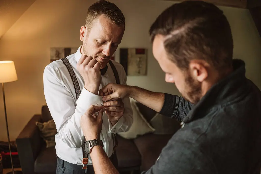 Hochzeitsfotograf Norderney – Bräutigam bereitet sich auf die Trauung vor