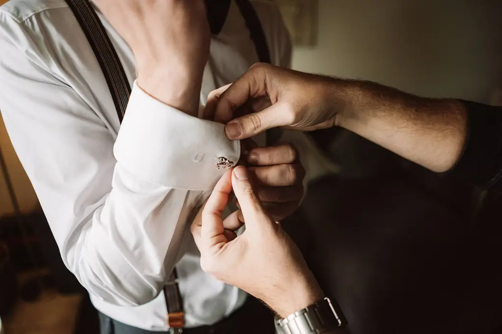 Hochzeitsfotograf Norderney – Detailaufnahme beim Getting Ready des Bräutigams