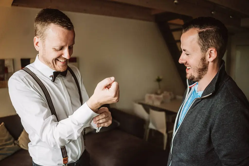 Hochzeitsfotograf Norderney – Vorbereitungen des Bräutigams auf der Insel