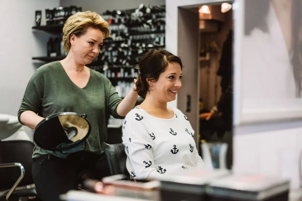 Hochzeitsfotograf Norderney – Braut beim Getting Ready in der Ferienwohnung