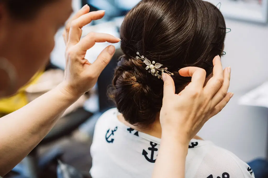 Hochzeitsfotograf Norderney – Brautfrisur vor der Trauung