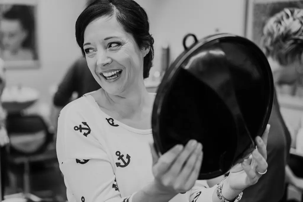 Hochzeitsfotograf Norderney – Braut mit Stylistin bei den Hochzeitsvorbereitungen