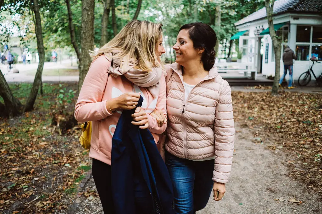 Hochzeitsfotograf Norderney – Freundinnen begleiten die Braut beim Getting Ready