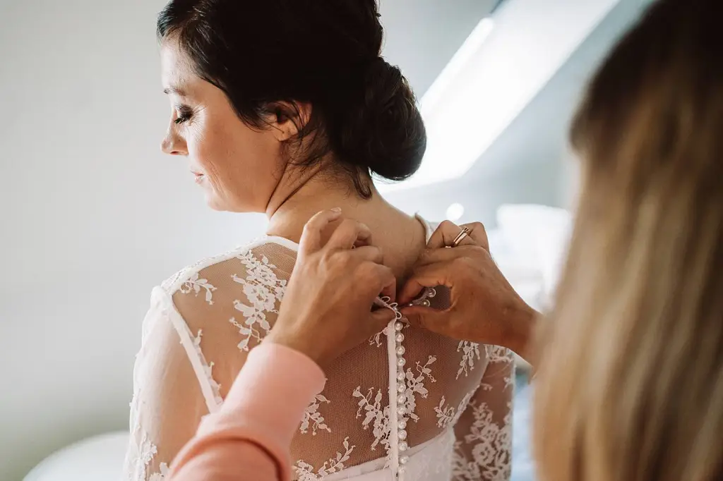 Hochzeitsfotograf Norderney – Ankleiden der Braut vor der Trauung