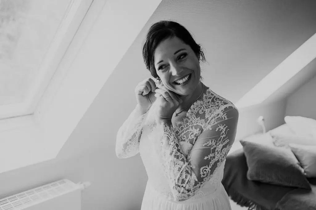 Hochzeitsfotograf Norderney – Detailaufnahme beim Schminken der Braut