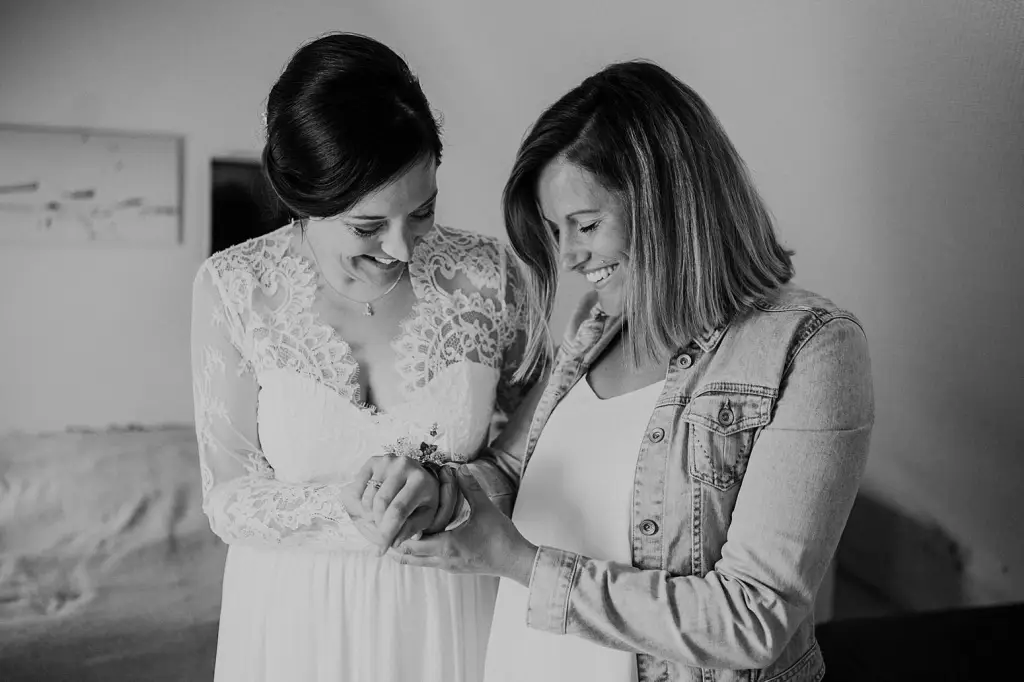 Hochzeitsfotograf Norderney – Braut und Trauzeugin beim Getting Ready