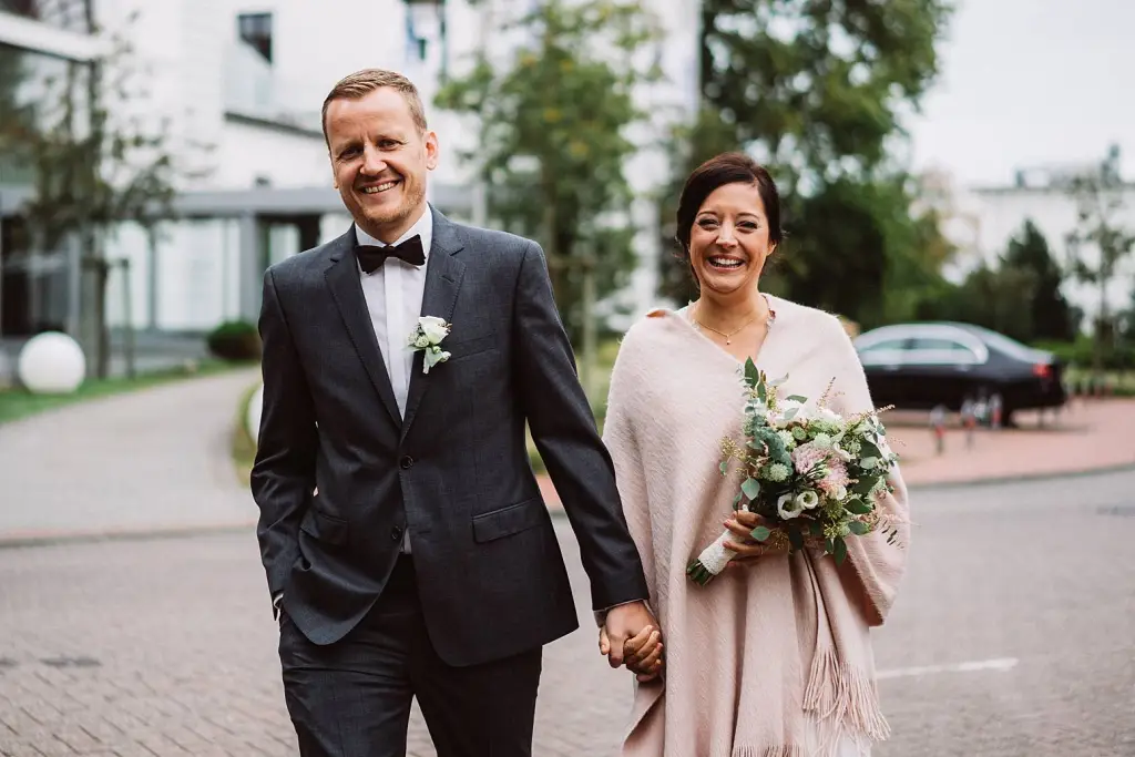 Hochzeitsfotograf Norderney – Brautpaar auf dem Weg zur Hochtiedsstuv