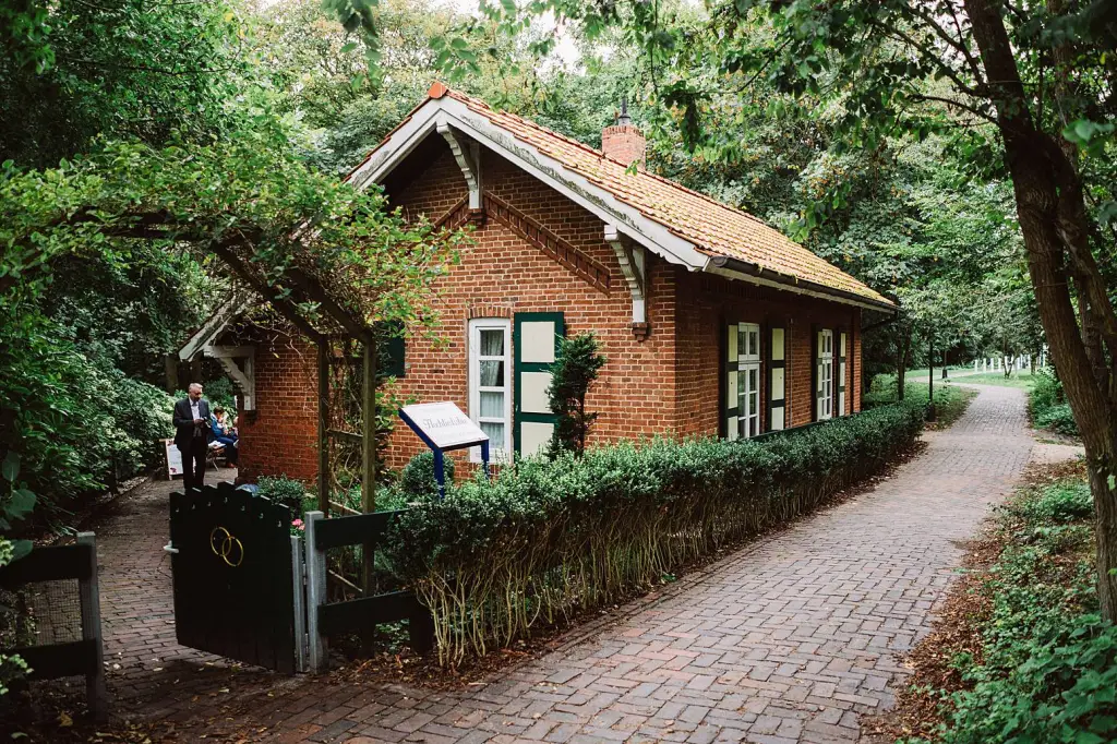 Hochzeitsfotograf Norderney – Außenansicht der Hochtiedsstuv im Argonnenwäldchen