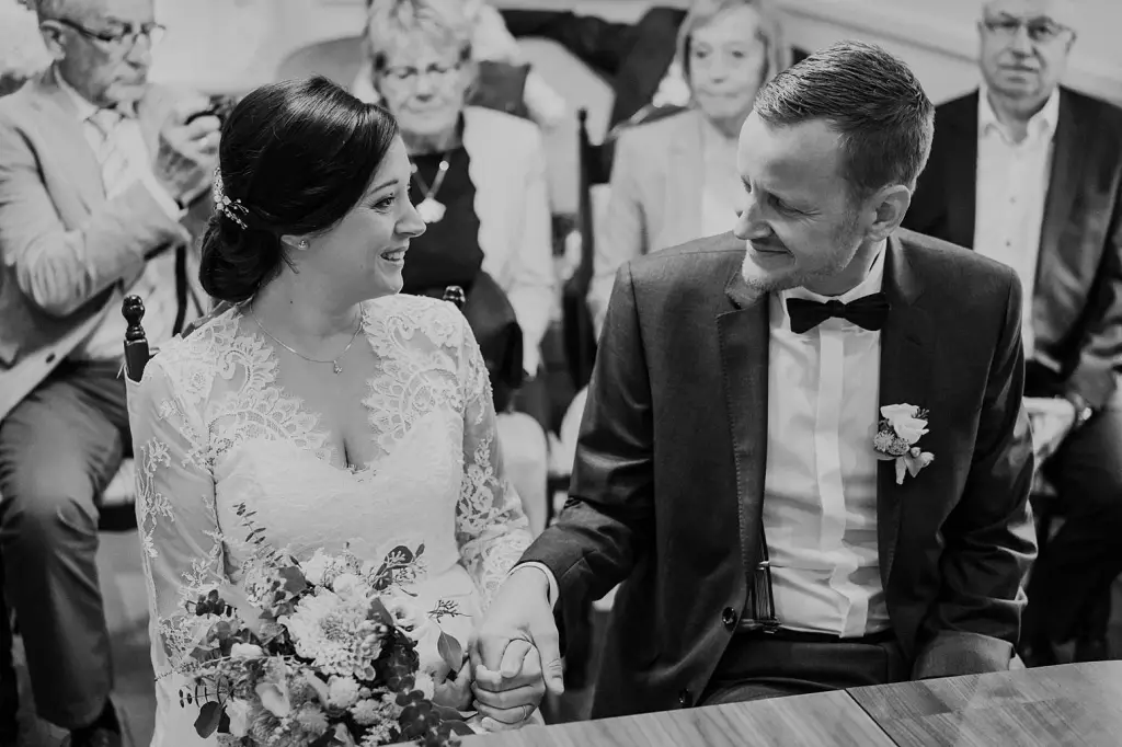 Hochzeitsfotograf Norderney – Brautpaar während der Trauung in der Hochtiedsstuv
