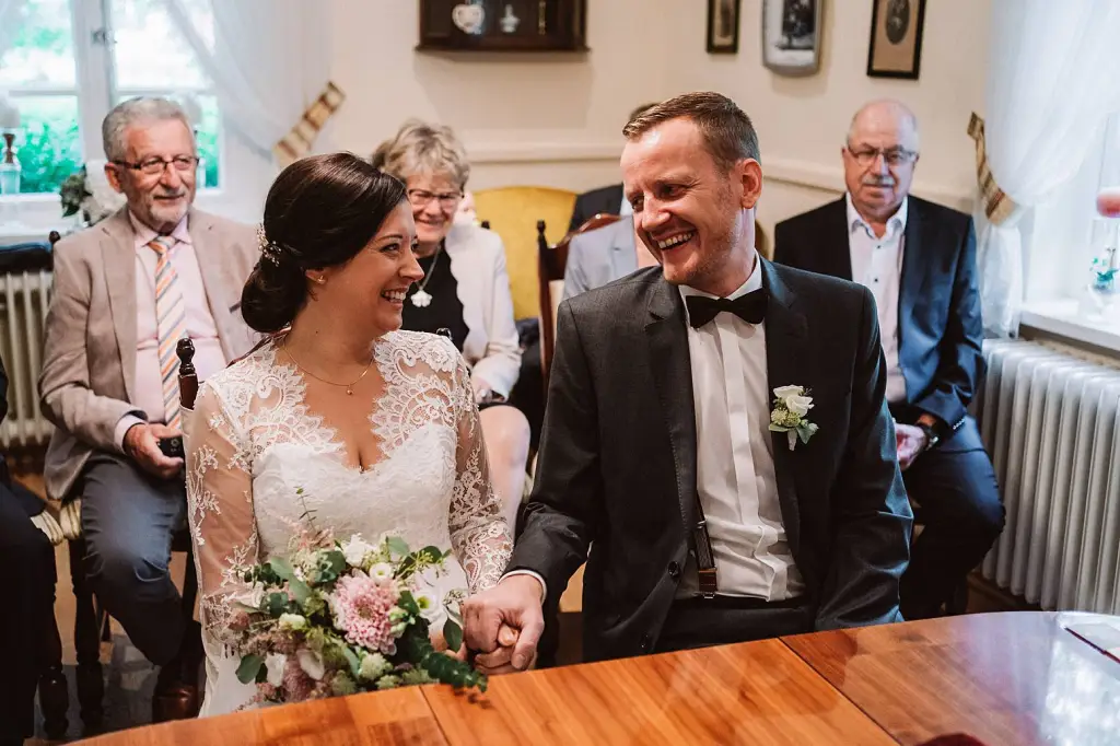 Hochzeitsfotograf Norderney – Brautpaar lacht während der Trauung