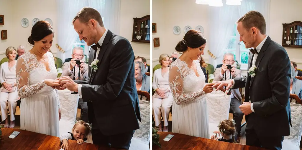 Hochzeitsfotograf Norderney – Ringtausch in der Hochtiedsstuv