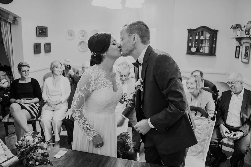 Hochzeitsfotograf Norderney – Kuss nach der Trauung unter Applaus der Gäste