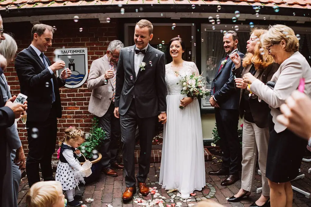 Hochzeitsfotograf Norderney – Spalier nach der Trauung in der Hochtiedsstuv