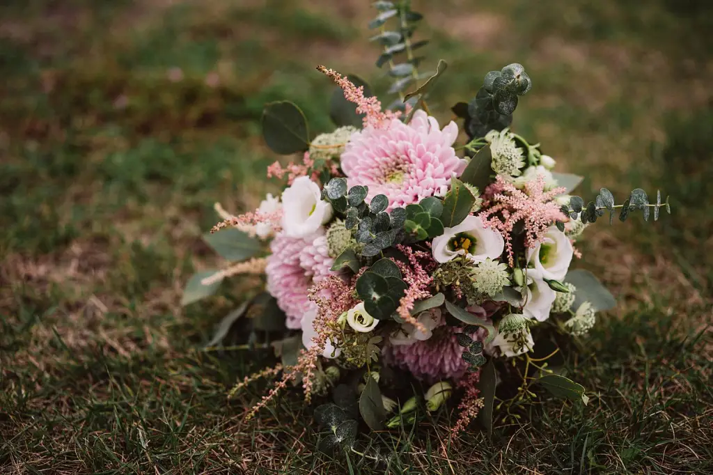 Hochzeitsfotograf Norderney – Detailaufnahme von Ringen und Brautportrait